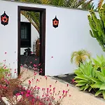Villa Lovely Nico Playa Blanca, Hot Tub, Communal Pool