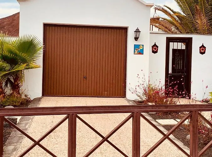 Villa Lovely Nico Playa Blanca, Hot Tub, Communal Pool *